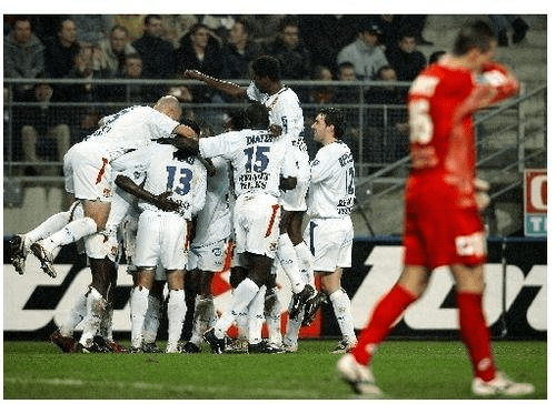  巴黎圣日耳曼主场大胜里昂登顶积分榜  